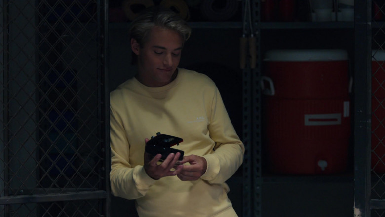 A.P.C. Yellow Sweatshirt of Mitchell Hoog as Mac Morris in Saved by the Bell S02E02 The Mac Tapes (2021)