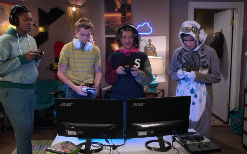 Acer Monitors Used by Brandon Severs as Terrell Smith, Gavin Lewis as Luke Burrows, Dior Goodjohn as Robyn Rook and Adrian Matthew Escalona as Miles Mendelson in Head of the Class S01E08 "Beaks and Cheeks" (2021)