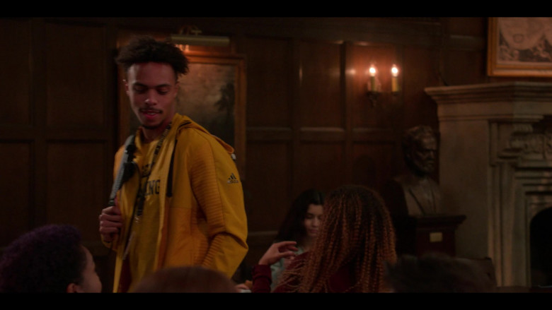 Adidas Yellow Hoodie in The Sex Lives of College Girls S01E03 Le Tuteur (2021)