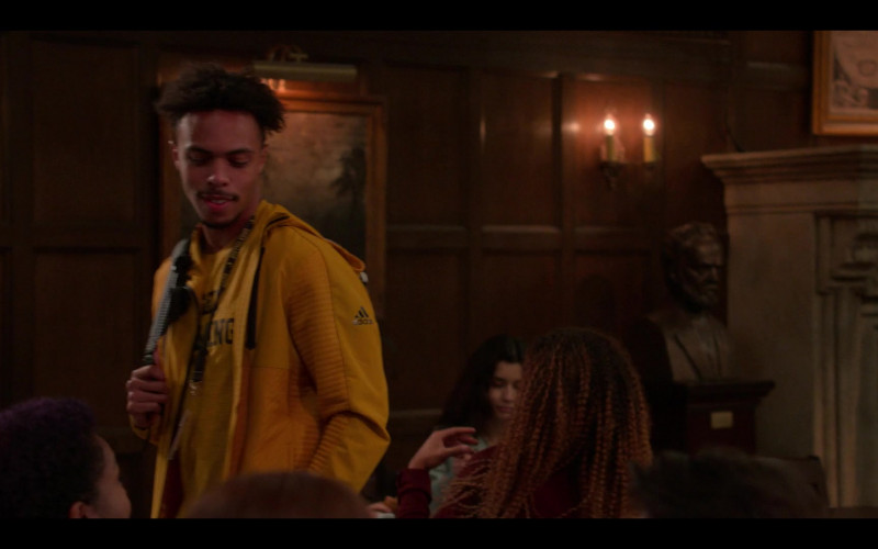 Adidas Yellow Hoodie in The Sex Lives of College Girls S01E03 Le Tuteur (2021)