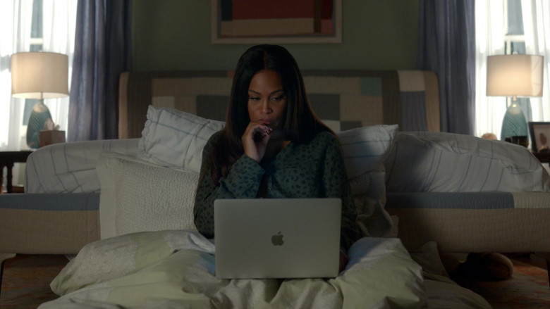 Apple MacBook Laptop Computer Used by Eve as Brianna ‘Professor Sex' in Queens S01E04 Ain't No Sunshine (2021)