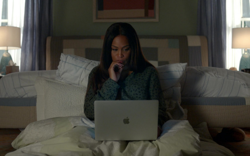 Apple MacBook Laptop Computer Used by Eve as Brianna ‘Professor Sex' in Queens S01E04 Ain't No Sunshine (2021)