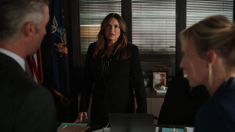 Apple MacBook Laptop Computer of Mariska Hargitay as Olivia Benson in Law & Order Special Victims Unit S23E08 Nightmares in Drill City (2021)