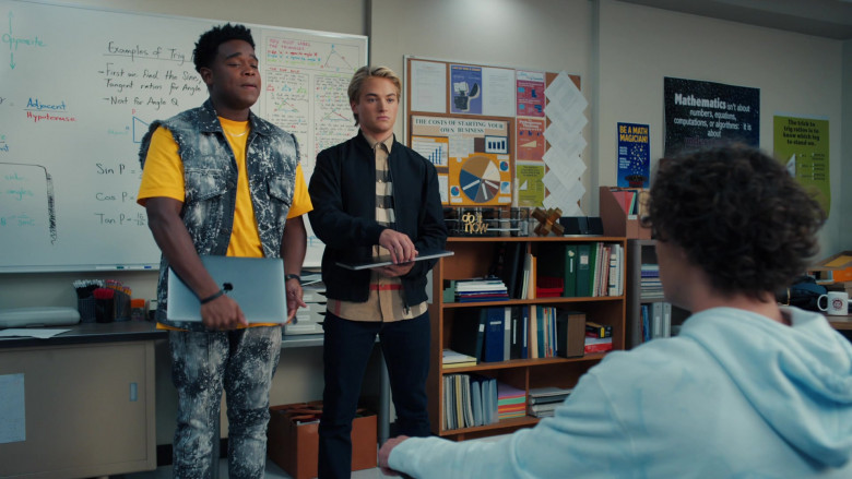 Apple MacBook Laptop Held by Dexter Darden as Devante Young in Saved by the Bell S02E03 1-900-Crushed (2021)