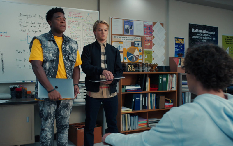 Apple MacBook Laptop Held by Dexter Darden as Devante Young in Saved by the Bell S02E03 1-900-Crushed (2021)
