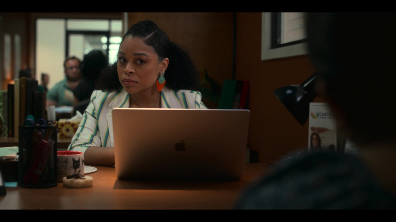 Apple MacBook Laptop in Gentefied S02E02 Vivian Castro Hates Mexicans (2021)