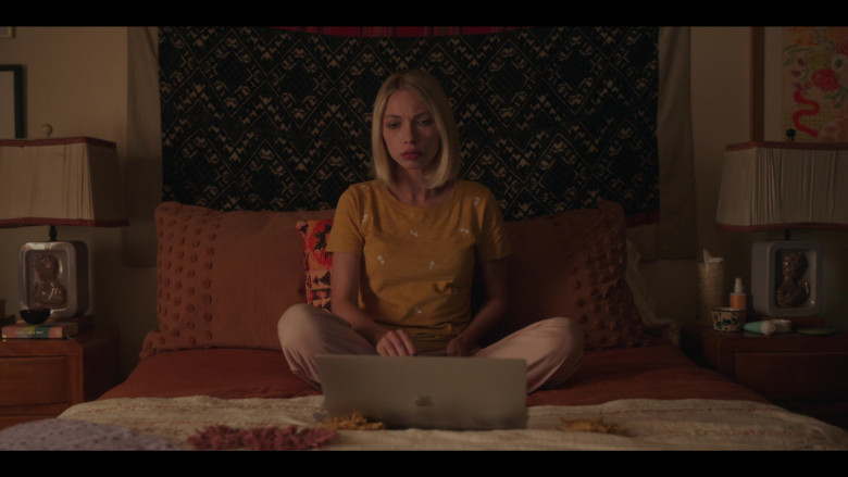 Apple MacBook Laptop in Gossip Girl S01E08 Posts on a Scandal (2021)
