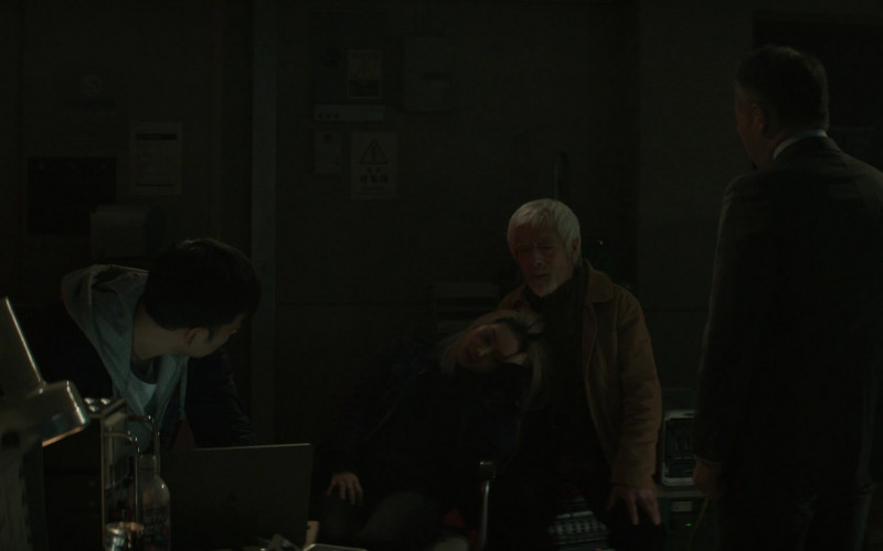 Apple MacBook Laptop in Invasion S01E08 Contact (2021)