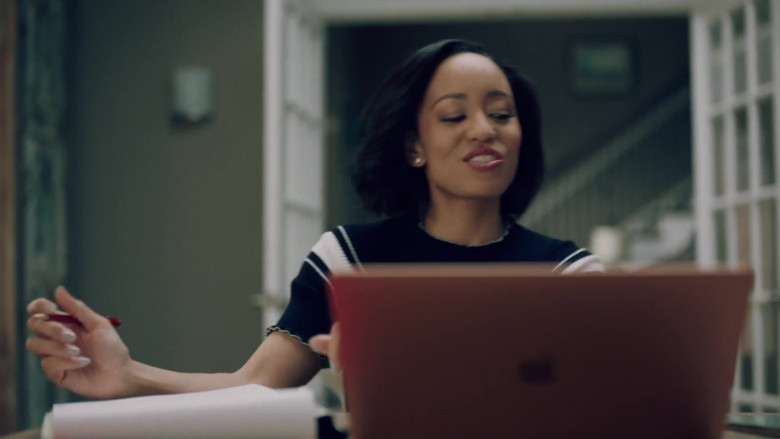 Apple MacBook Laptop in Queen Sugar S06E08 All Those Brothers and Sisters (2021)