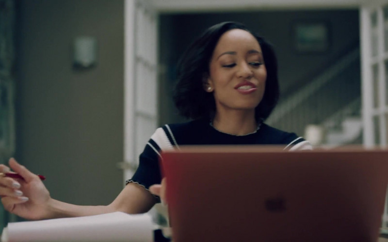 Apple MacBook Laptop in Queen Sugar S06E08 All Those Brothers and Sisters (2021)
