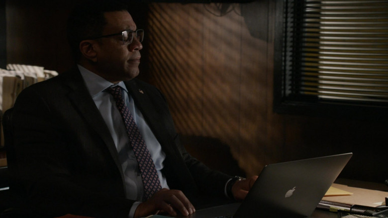 Apple MacBook Laptop in The Blacklist S09E04 The Avenging Ange (2021)