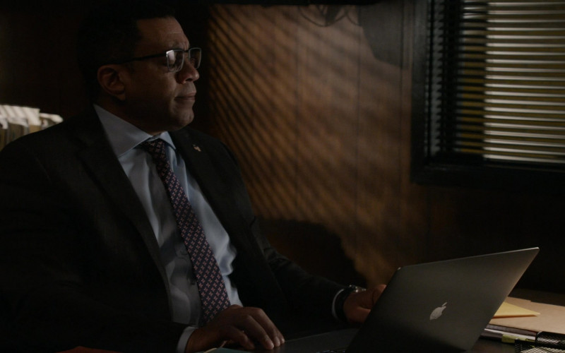 Apple MacBook Laptop in The Blacklist S09E04 The Avenging Ange (2021)