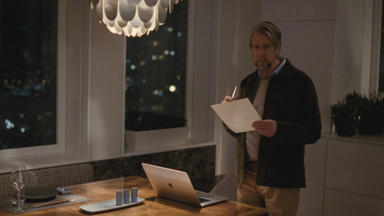 Apple MacBook Laptop of Alan Ruck as Connor Roy in Succession S03E03 The Disruption (2021)