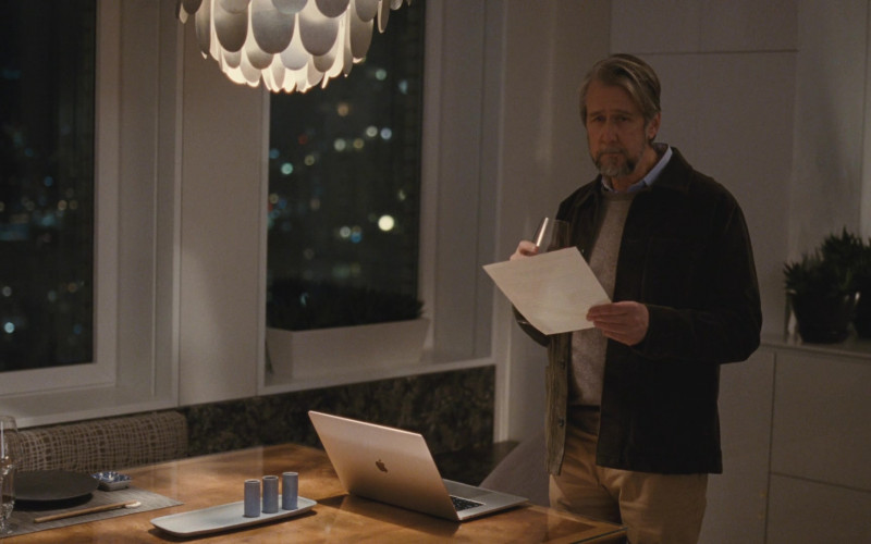 Apple MacBook Laptop of Alan Ruck as Connor Roy in Succession S03E03 The Disruption (2021)