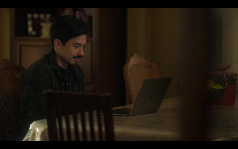 Apple MacBook Laptop of Carlos Santos as Chris Morales in Gentefied S02E07 No More Band-Aids (2021)