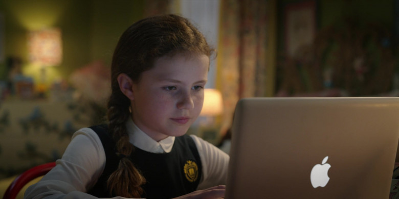 Apple MacBook Laptop of Darby Camp as Emily Elizabeth Howard in Clifford the Big Red Dog (2021)