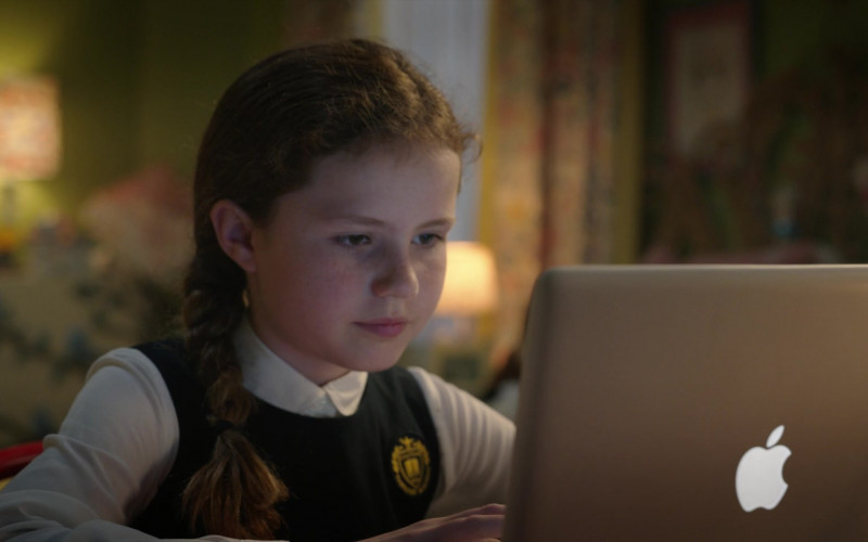Apple MacBook Laptop of Darby Camp as Emily Elizabeth Howard in Clifford the Big Red Dog (2021)