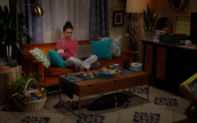Apple MacBook Laptop of Isabella Gomez as Alicia Adams in Head of the Class S01E01 Pilot (2021)