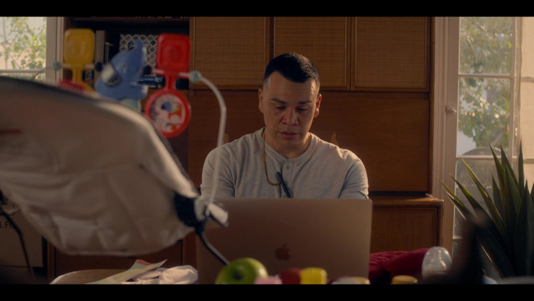Apple MacBook Laptop of Joseph Julian Soria as Erik Morales in Gentefied S02E03 Daddy (2021)