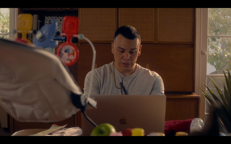 Apple MacBook Laptop of Joseph Julian Soria as Erik Morales in Gentefied S02E03 Daddy (2021)