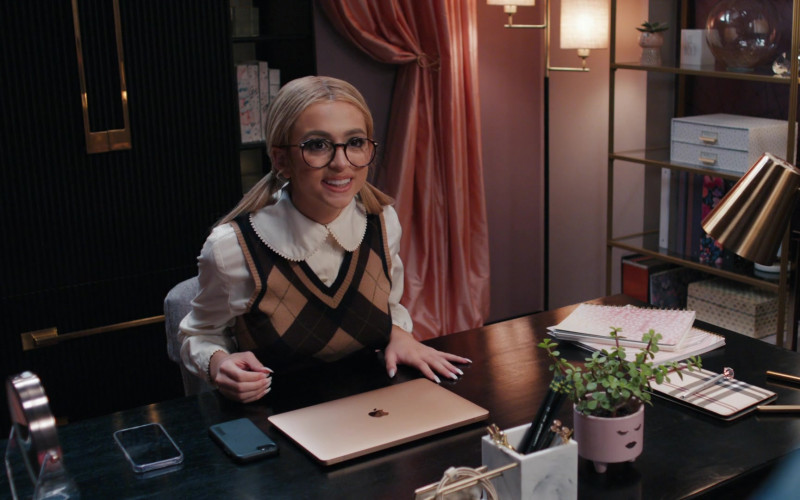 Apple MacBook Laptop of Josie Totah as Lexi Haddad-DeFabrizio in Saved by the Bell S02E02 The Mac Tapes (2021)