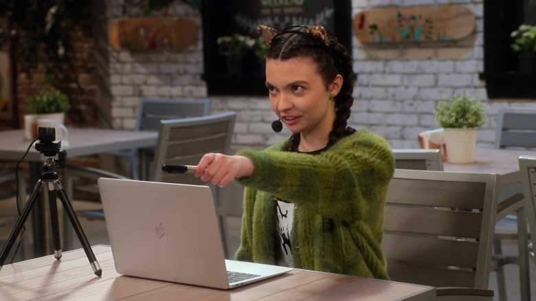 Apple MacBook Laptop of Maddie Rien as Besty Glennon in Head of the Class S01E09 Frozen Dinner… Party (2021)