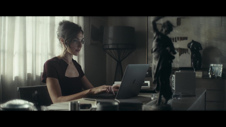 Apple MacBook Pro Laptop of Gal Gadot as Sarah Black (The Bishop) in Red Notice (2021)