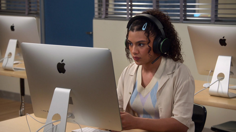 Apple iMac Computer Used by Dior Goodjohn as Robyn Rook in Head of the Class S01E06 All We Do Is Win (2021)
