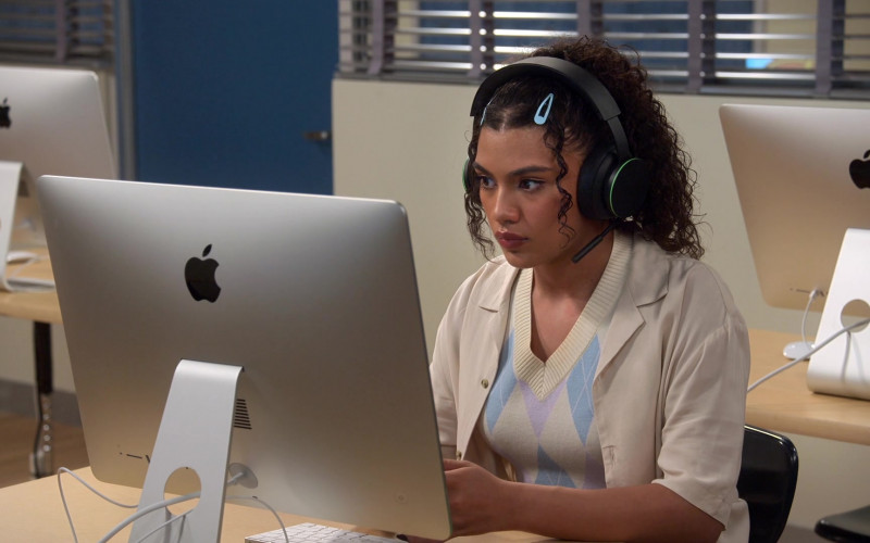 Apple iMac Computer Used by Dior Goodjohn as Robyn Rook in Head of the Class S01E06 All We Do Is Win (2021)
