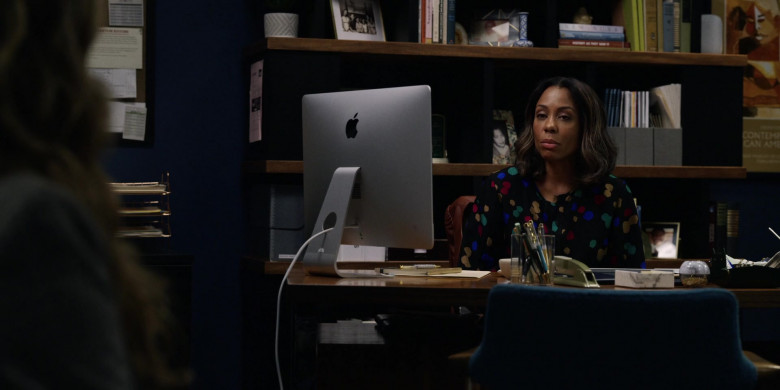 Apple iMac Computer Used by Karen Pittman as Mia Jordan in The Morning Show S02E08 Confirmations (2021)