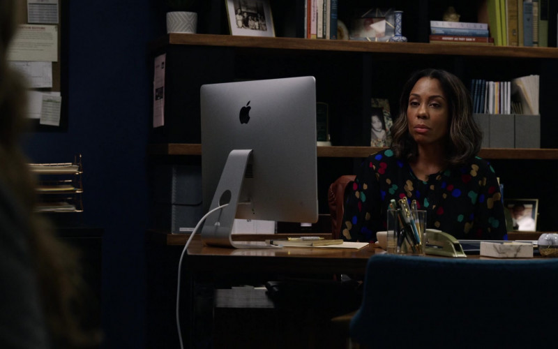 Apple iMac Computer Used by Karen Pittman as Mia Jordan in The Morning Show S02E08 Confirmations (2021)