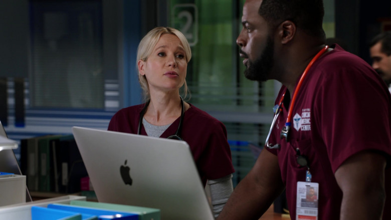Apple iMac Computers in Chicago Med S07E07 A Square Peg in a Round Hole (2)