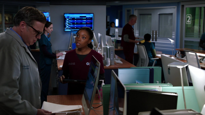 Apple iMac Computers in Chicago Med S07E07 A Square Peg in a Round Hole (3)