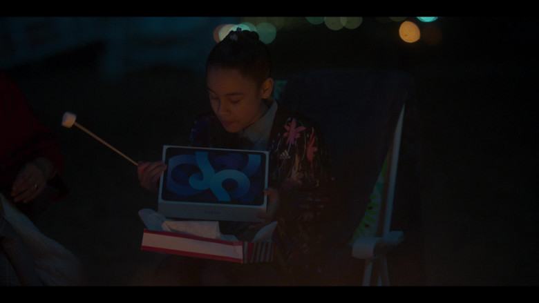 Apple iPad Air Tablet Held by Bianca Melgar as Nayeli Morales in Gentefied S02E08 (2)