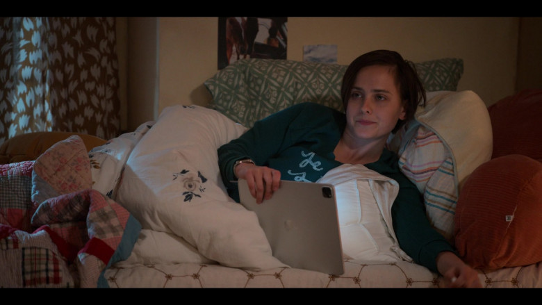 Apple iPad Pro Tablet of Pauline Chalamet as Kimberly in The Sex Lives of College Girls S01E01 Welcome to Essex (1)