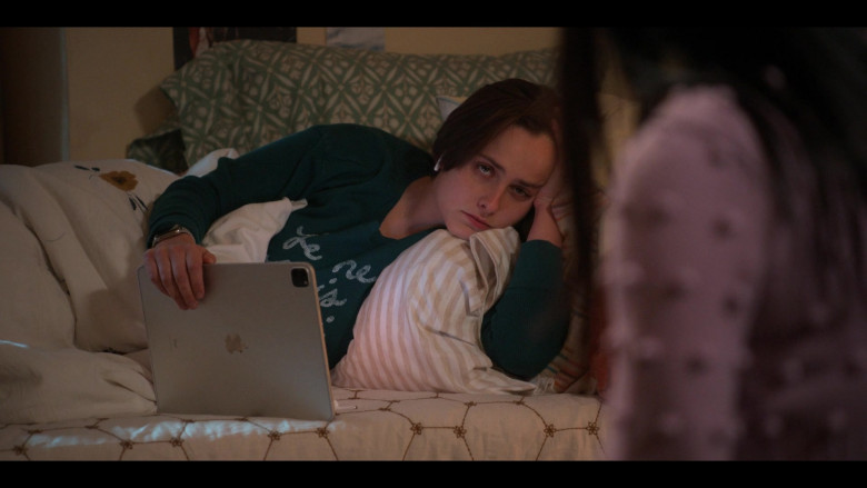 Apple iPad Pro Tablet of Pauline Chalamet as Kimberly in The Sex Lives of College Girls S01E01 Welcome to Essex (3)