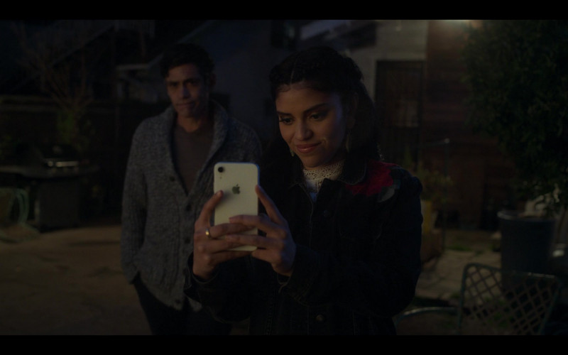 Apple iPhone Smartphone Used by Karrie Martin as Ana Morales in Gentefied S02E06 Sangiving (2021)