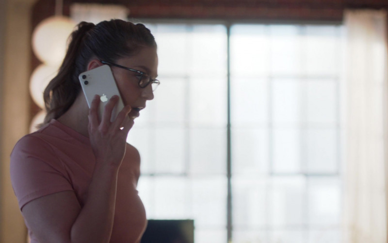 Apple iPhone Smartphone in Supergirl S06E20 Kara (2021)