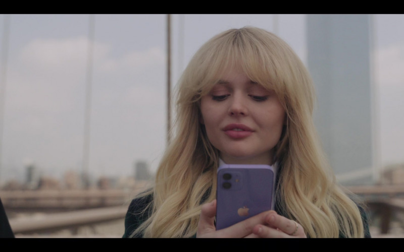 Apple iPhone Smartphone of Emily Alyn Lind as Audrey Hope in Gossip Girl S01E09 Blackberry Narcissus (2021)