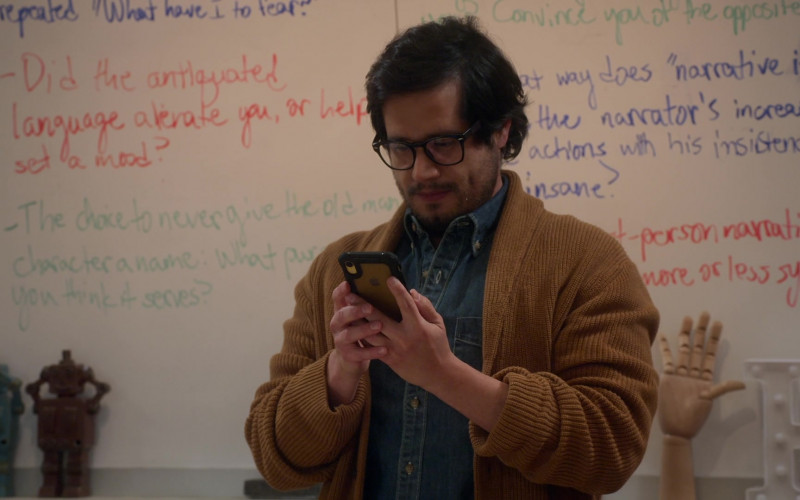 Apple iPhone Smartphone of Jorge Diaz as Elliot Olsen in Head of the Class S01E01 Pilot (2021)