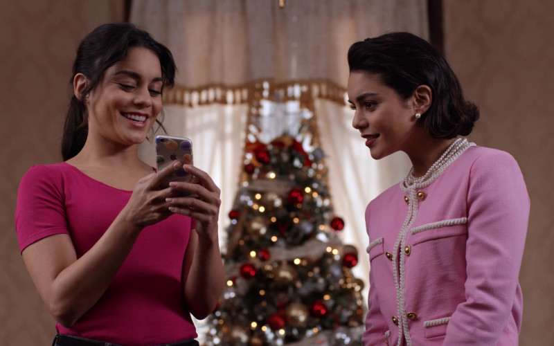 Apple iPhone Smartphones of Vanessa Hudgens as Stacy De Novo and Lady Margaret Delacourt, Duchess of Montenaro in The Princess Switch (2018)