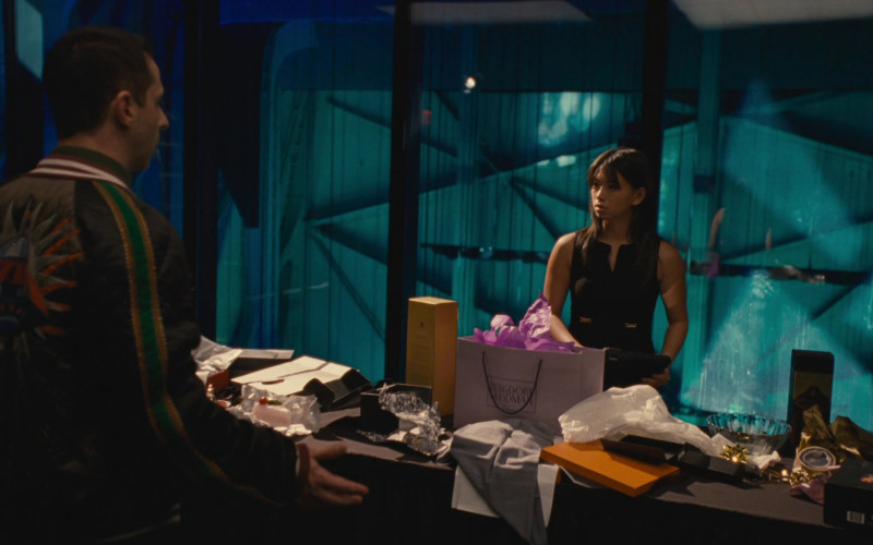 Bergdorf Goodman Large Shopping Bag in Succession S03E07 Too Much Birthday (2021)