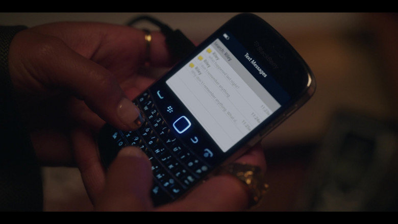 Blackberry Smartphone in Gossip Girl S01E08 Posts on a Scandal (2021)