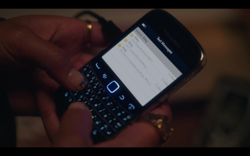 Blackberry Smartphone in Gossip Girl S01E08 Posts on a Scandal (2021)