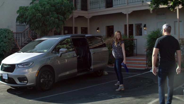Chrysler Pacifica Car in SEAL Team S05E07 What's Past Is Prologue (2)