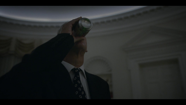 Coca-Cola Diet Coke Enjoyed by Clive Owen as William Jefferson Clinton in American Crime Story S03E10 The Wilderness (2021)