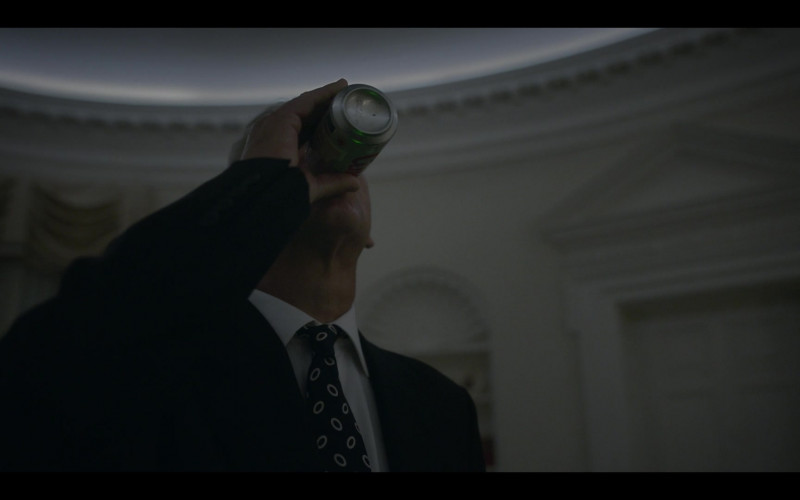 Coca-Cola Diet Coke Enjoyed by Clive Owen as William Jefferson Clinton in American Crime Story S03E10 The Wilderness (2021)