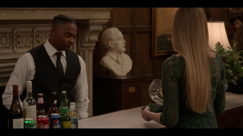 Coca-Cola, Pepsi and Schweppes Drinks in The Sex Lives of College Girls S01E04 Kappa (2021)