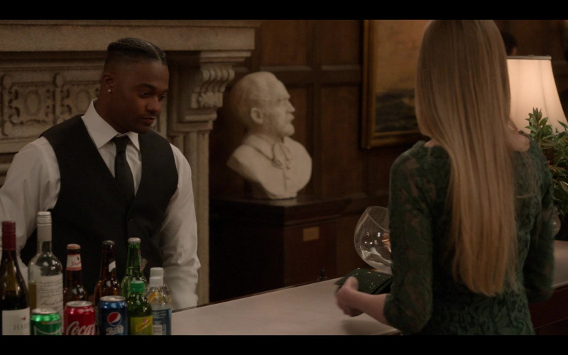 Coca-Cola, Pepsi and Schweppes Drinks in The Sex Lives of College Girls S01E04 Kappa (2021)