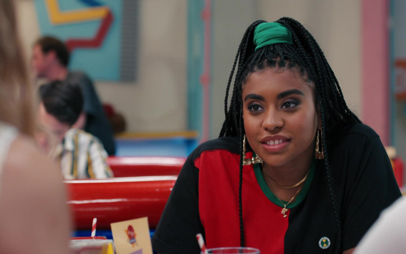 Cross Colours Crop Top of Alycia Pascual-Pena as Aisha Garcia in Saved by the Bell S02E03 1-900-Crushed (1)